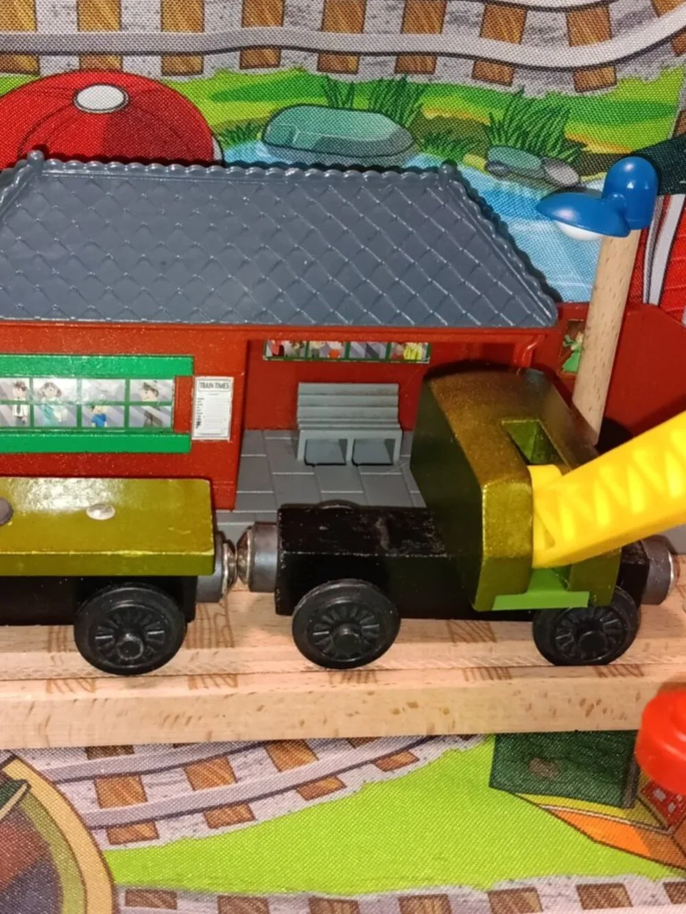 Thomas Wooden Railway Breakdown Train Magnetic Crane and Flatbed
